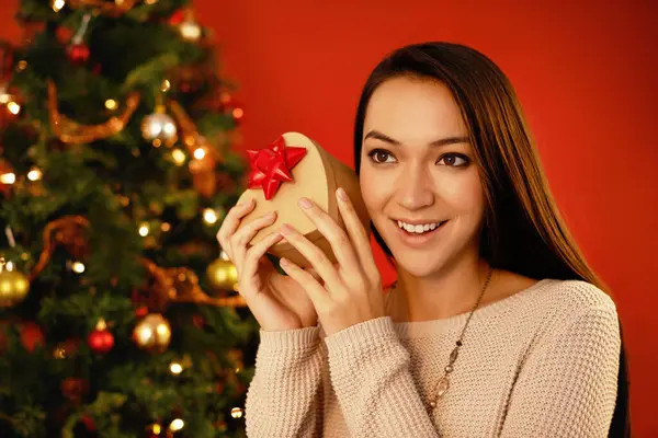 Счастья Улыбки Рождества Женщиной Коробкой Подарков Посылкой Красном Студийном Фоне — стоковое фото