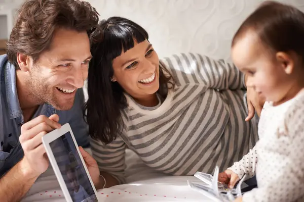 Genitori Bambini Tablet Intrattenimento Casa Online Felici Educazione Camera Letto — Foto Stock