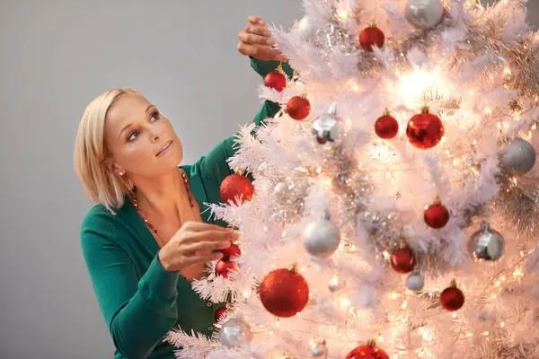Weihnachten Frau Und Baum Wohnzimmer Für Dekoration Feiertage Oder Die — Stockfoto