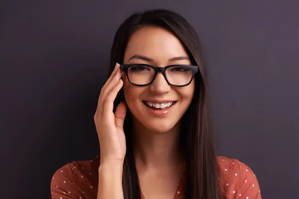 Retrato Optometria Mulher Com Óculos Felicidade Pessoa Fundo Estúdio Cinza — Fotografia de Stock