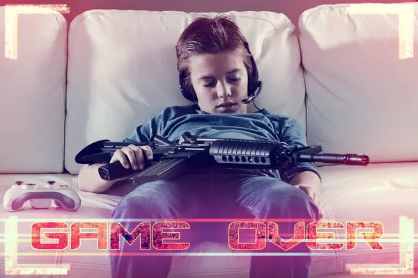 Cansado Criança Jogos Casa Noite Com Sobreposição Videogame Competição Com — Fotografia de Stock