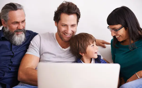 Famiglia Laptop Ragazzo Streaming Sul Divano Sorriso Legame Soggiorno Videochiamata — Foto Stock