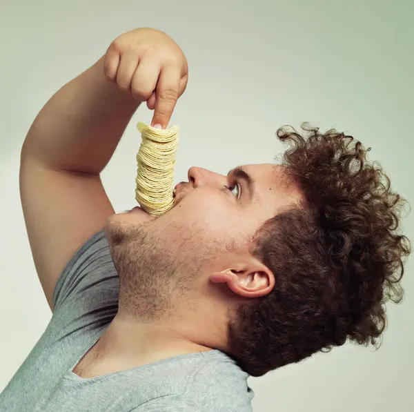 Överviktig Äta Och Man Med Chips Studion För Ohälsosam Potatis — Stockfoto