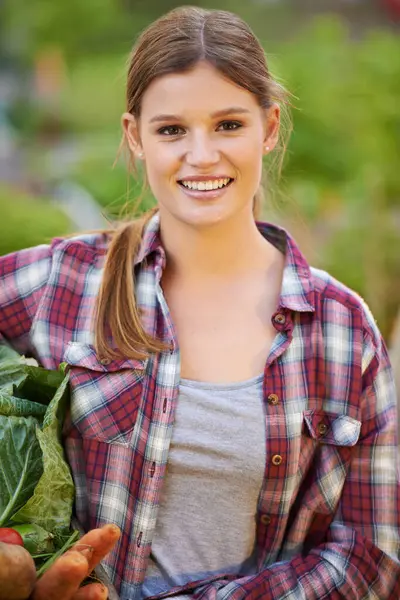 Donna Felice Ritratto Mietitrice Con Verdure Agricoltura Raccolto Colture Risorse — Foto Stock