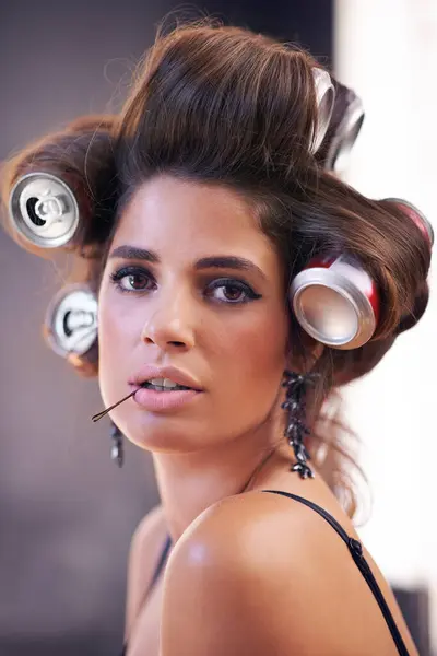 Saç Bakımı Bigudiler Cazibeli Bir Kadın Portre Kafasında Gazoz Kutularıyla — Stok fotoğraf