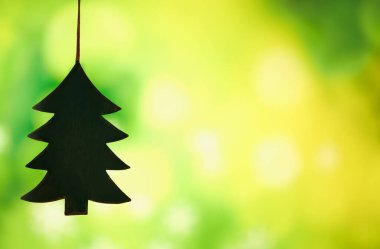 Stüdyoda Noel, dekorasyon ve ağaç yeşil bir arka plan modelleme alanında izole edilmiş. Noel, süs ve incik boncuk bayram geleneği, parti ya da Hıristiyan kutlaması için Aralık 'ta asılacak..
