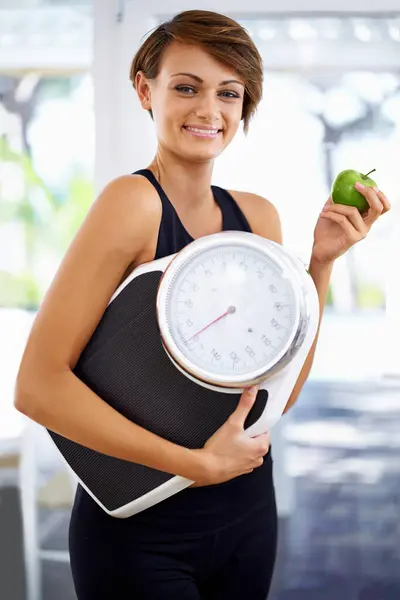 Portre Ölçü Beslenme Için Elma Yiyen Mutlu Kadın Egzersiz Yaptıktan — Stok fotoğraf