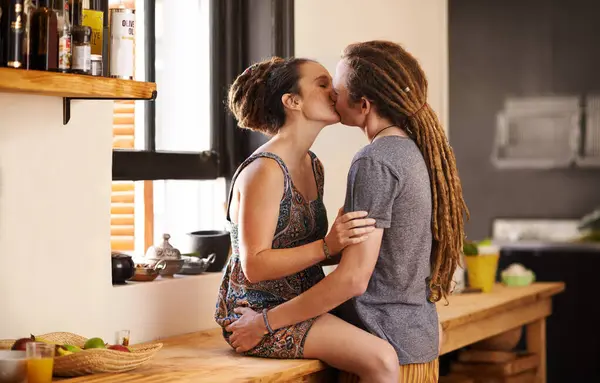 Küche Paar Und Kuss Für Die Liebe Oder Pflege Mit — Stockfoto