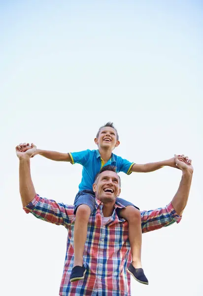 Father Young Boy Shoulders Parents Sky Outdoors Park Smile Laugh — Stock Photo, Image
