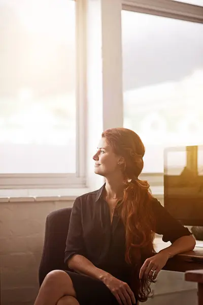 会社のアイデア ビジョン 将来のスタートアップビジネス 会社の成長のための窓の笑顔で働き 考えて下さい Hrとしてオフィスのコンピュータが付いている女性人 起業家および机 — ストック写真