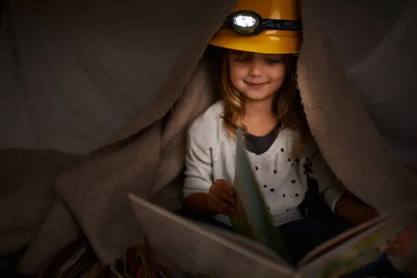 Szczęśliwe Dziecko Sypialnia Książki Nocy Latarką Nauki Edukacji Wyobraźni Dziewczyna — Zdjęcie stockowe