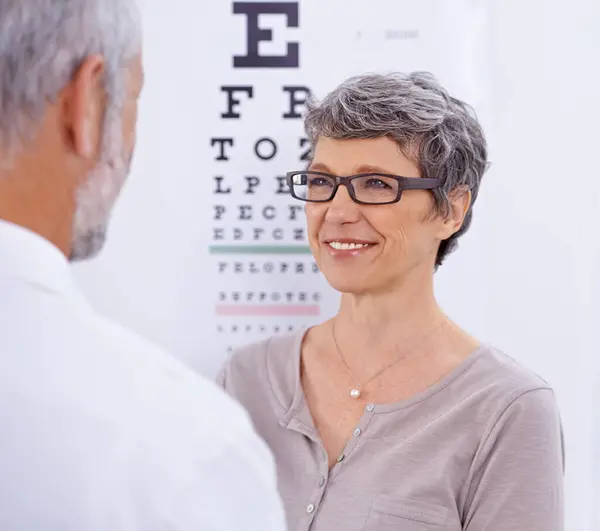 Optometri Patient Och Optikerkonsultation För Ögontest Med Bågar Receptbelagd Lins — Stockfoto