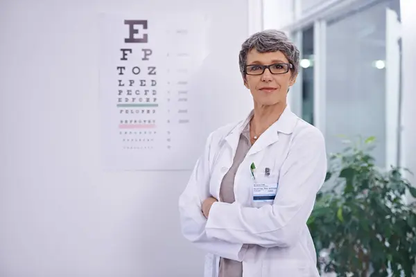 Kirje Kaavio Nainen Optikko Silmätutkimus Kädet Ristissä Luottamusta Vanhempi Lääkäri — kuvapankkivalokuva