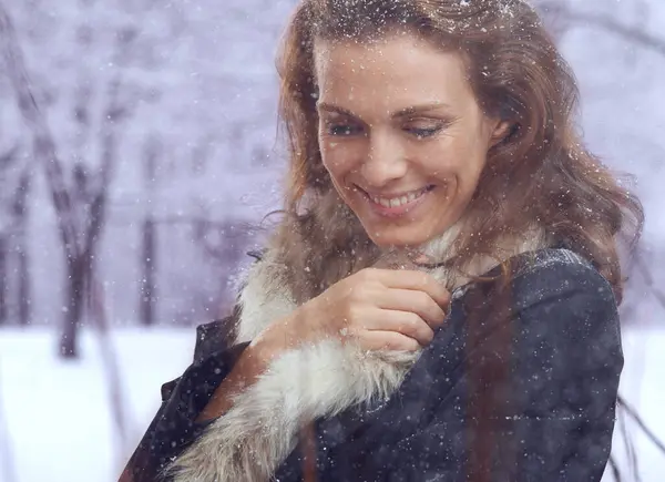 アイスランドの公園で寒さと気候のために冬のファッションで雪とリラックス 落ち着いた笑顔と幸せな女性は 霜と氷の屋外で自然の中で凍っている — ストック写真