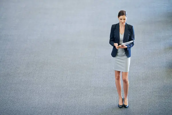 Bizneswoman Dokumenty Adwokat Biurze Czytanie Planowanie Powyżej Miejscu Pracy Kobieta — Zdjęcie stockowe