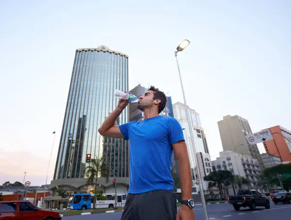 Hidratación Descanso Hombre Bebiendo Agua Ciudad Para Hacer Ejercicio Correr — Foto de Stock
