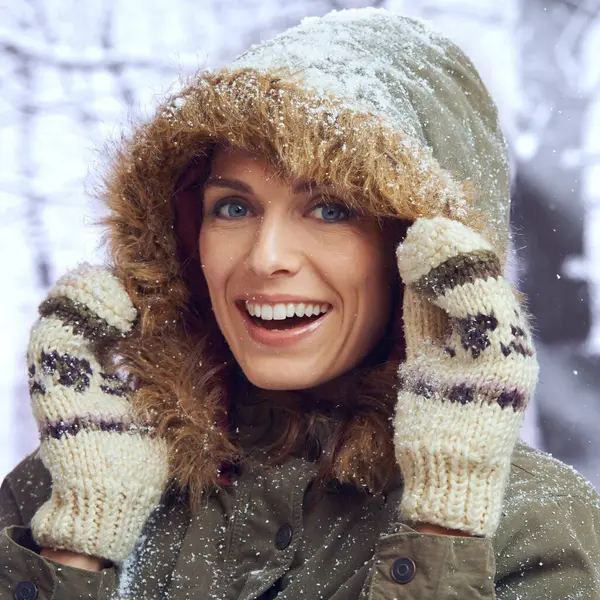 Mulher Sorriso Retrato Natureza Com Neve Estação Inverno Com Casaco — Fotografia de Stock