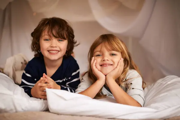 スマイル 毛布の砦 子供たちの肖像画は リラックスして 一緒に家で遊んでいます ハッピー かわいいと 横たわる テント のために — ストック写真