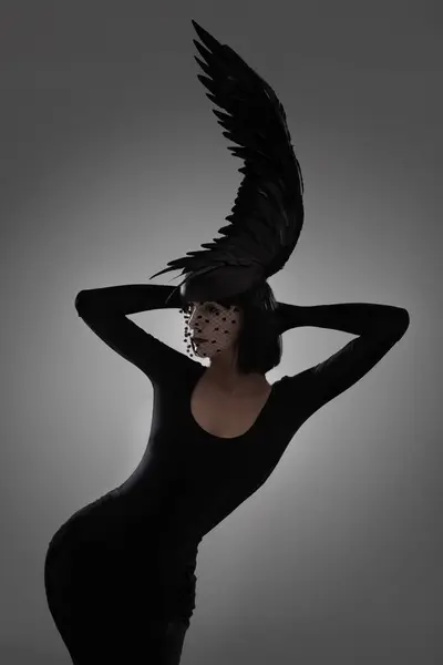 Oiseau Mode Art Style Femme Dans Studio Avec Une Pièce — Photo