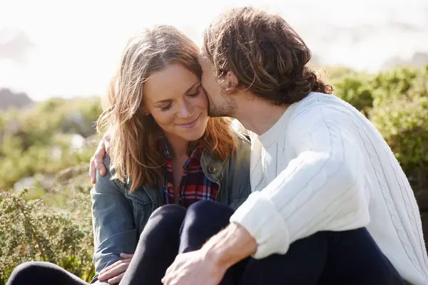 Kyss Utendørs Par Med Kjærlighet Solskinn Avslapping Med Ferie Med – stockfoto