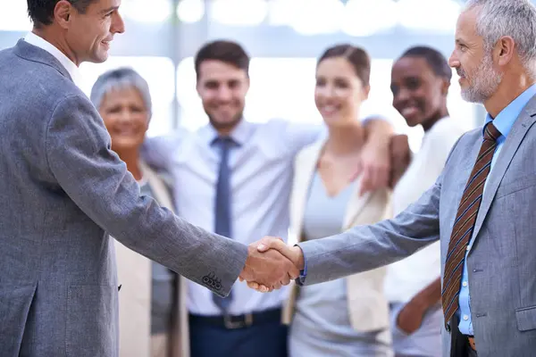 ハッピービジネスマン Ceo または採用 コラボレーション チームワークのための握手 ハンドシェイク パートナーシップ または成功を達成する企業契約の従業員 歓迎またはオフィス — ストック写真