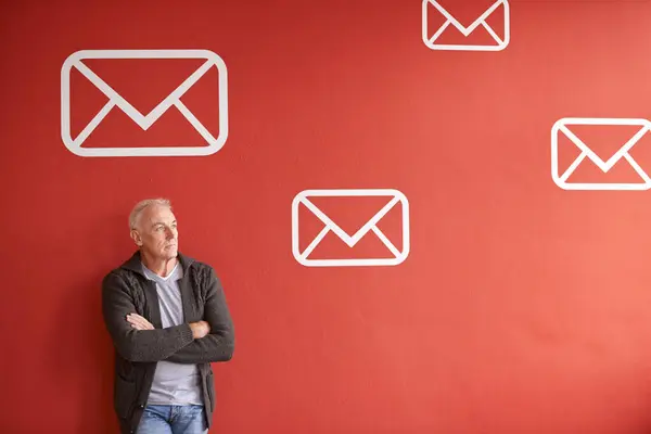 电子邮件符号 思维和年长的男人与手臂交叉 想法和员工在一个红色工作室的背景 成熟的人 模特儿和人 在沟通 决策和信封方面具有规划和图标 — 图库照片