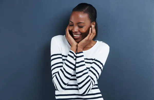 Mujer Tímida Pensante Negra Con Una Sonrisa Ideas Modelo Sobre — Foto de Stock