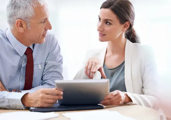 Discussione Senior Businessman Con Donna Tablet Con Internet Lavoro Online — Foto Stock
