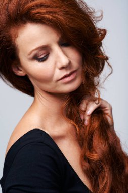 Stüdyoda kızıl saçlı bir kadınla yüz, güzellik ve saç doğal sağlık için beyaz arka planda izole edilmiş. Cilt bakımı, şampuan ve kozmetik. Keratin saç bakımı için spa 'da kendine güvenen bir model..