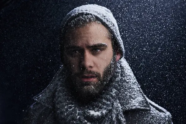 Śnieg Noc Człowiek Portretem Świeżym Powietrzu Zimie Burzą Lodem Podróżować — Zdjęcie stockowe