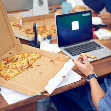 Pizza, ofis ve işçi elleri bilgisayar ekranında program, yazılım ve bilgi teknolojisi için. Girişimci şirkette fast food yiyen kişi veya programcı veya bilgisayarda web geliştirme işi.