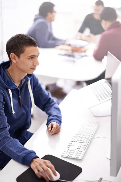 Молодой Человек Компьютер Работа Офисным Столом Веб Разработки Программирования Информационных — стоковое фото