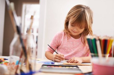 Mutlu çocuk, evde yaratıcılık, öğrenme ve eğitim için renkli yazma ve çizim yapıyor. Erken çocukluk gelişiminde çizim, aktivite veya sanat eserleri için renkli kalemli genç bir kız..