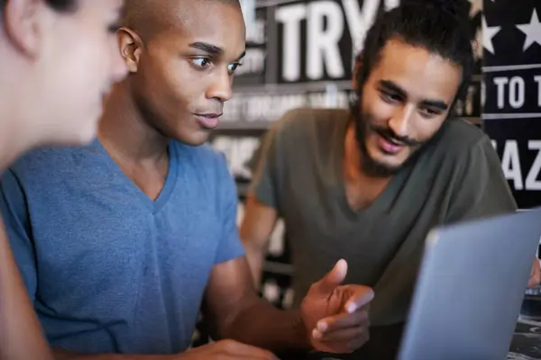 Diversiteit Studenten Het Online Werken Aan Laptop Café Web Discussie — Stockfoto