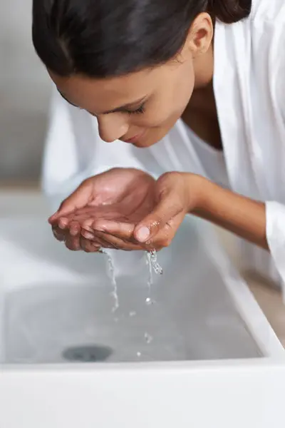 Handen Water Vrouw Schoonmaken Gezicht Voor Schoonheid Huidverzorging Wellness Plons — Stockfoto
