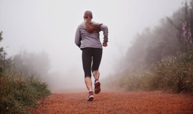 Kadın, dikiz aynası ve ormanda egzersiz için koşma, sabah rutini ve sis ve bacaklarla egzersiz. Spor giyimli sporcu, insan ve kardiyo sağlık için açık havada ve ormanda..