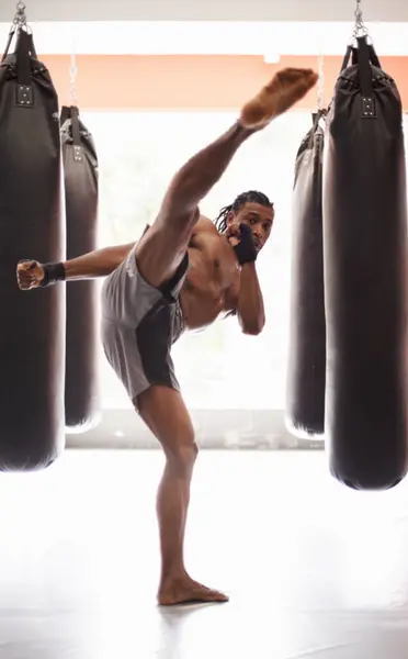 Hombres Entrenador Artes Marciales Mixtas Con Lucha Entrenamiento Guantes Ponche —  Fotos de Stock