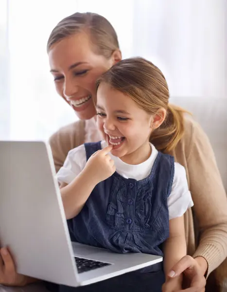 Laptop School Glimlach Met Moeder Dochter Bank Woonkamer Van Huis — Stockfoto