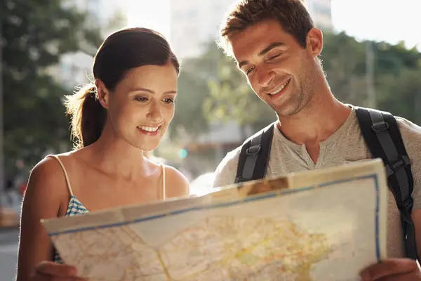 Szczęśliwa Para Turystyka Miasto Mapą Dla Celu Lokalizacji Lub Przewodnika — Zdjęcie stockowe