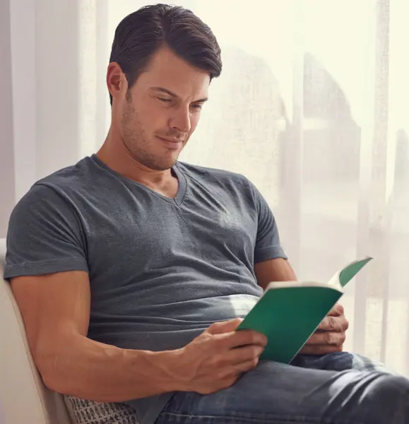 Hombre Feliz Relajarse Leer Con Libro Silla Sala Estar Para — Foto de Stock