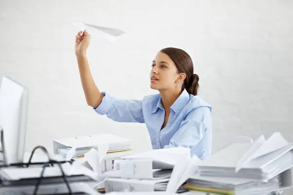 Şirket Kadını Masa Başında Kağıt Uçak Çalışırken Oturup Düşünüyor Profesyonel — Stok fotoğraf