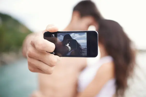 Couple Phone Screen Selfie Beach Travel Love Honeymoon Vacation Happy — Stock Photo, Image