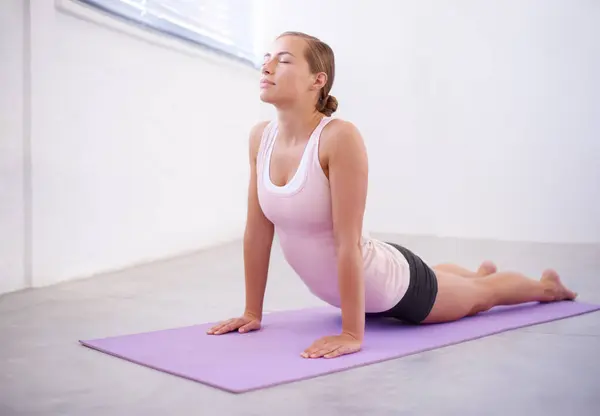 Pilates Push Mujer Con Estiramiento Para Fitness Ejercicio Natural Equilibrio —  Fotos de Stock