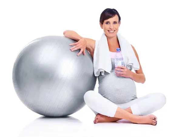 妊娠中の女性 最終的なトリムのための肖像画やスタジオ 健康と母性のための運動 タオルと水のための健康 フィットネス ボールのための母体の女性 ワークアウトと白い背景 — ストック写真