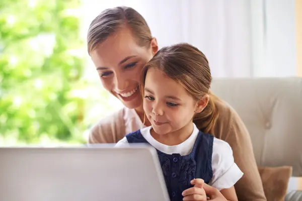 Laptop Onderwijs Huiswerk Met Moeder Dochter Bank Woonkamer Van Huis — Stockfoto