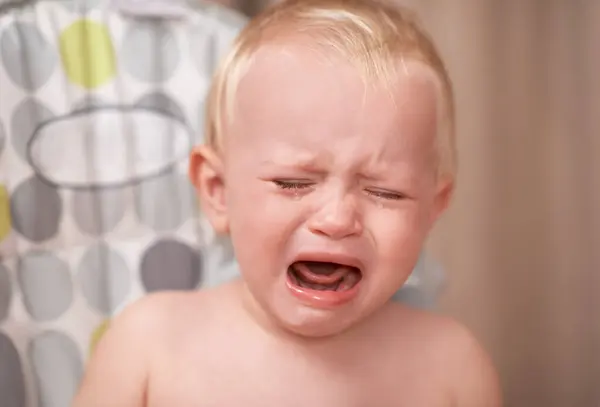 Dziecko Smutne Dziecko Płaczące Samotnie Domu Przedszkolu Kolką Sfrustrowane Nieszczęśliwe — Zdjęcie stockowe