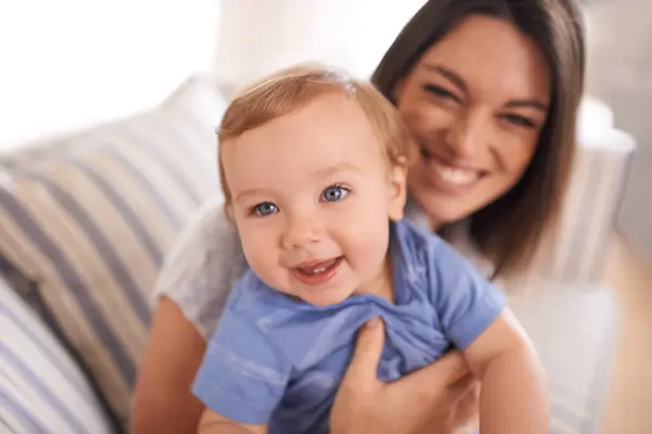 Äiti Muotokuva Tai Vauva Kotona Leikkimisestä Onnellisuudesta Sitoutumisesta Olohuoneen Omakotitalossa — kuvapankkivalokuva