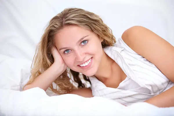 Mulher Sorriso Retrato Enquanto Deitado Cama Para Relaxar Quarto Fechar — Fotografia de Stock