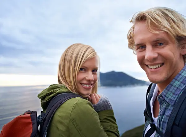 Vandring Lykkelig Portrett Par Fjellet Med Ryggsekk Kjærlighet Fotturer Utforskning – stockfoto