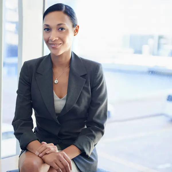 非洲妇女 肖像和坐在大堂为公司面试 职业和办公室工作 为企业 金融工作和公司未来雇员招聘女性 面带微笑 有专业精神 — 图库照片